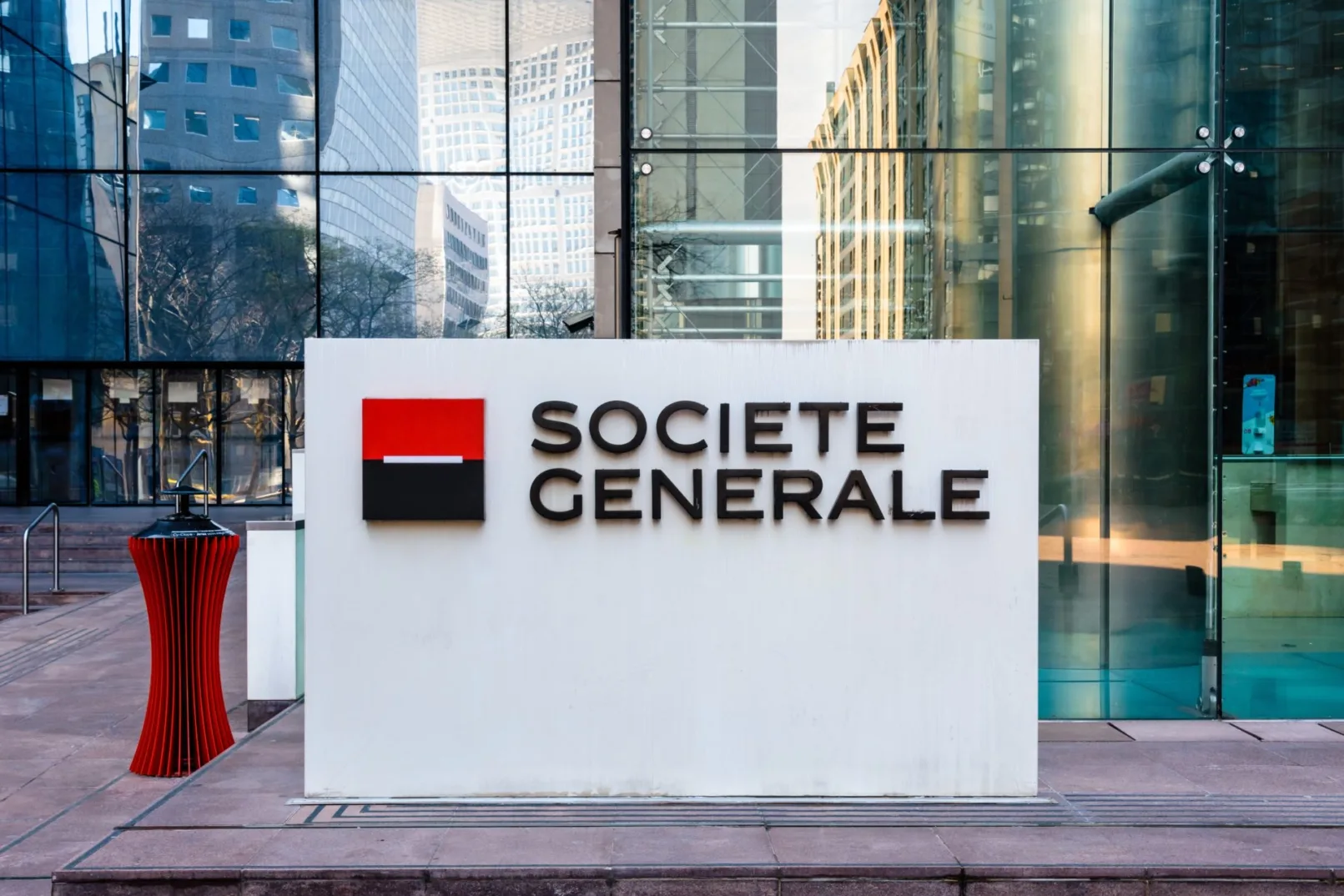 Panneau du groupe bancaire Societe Generale au siège social.